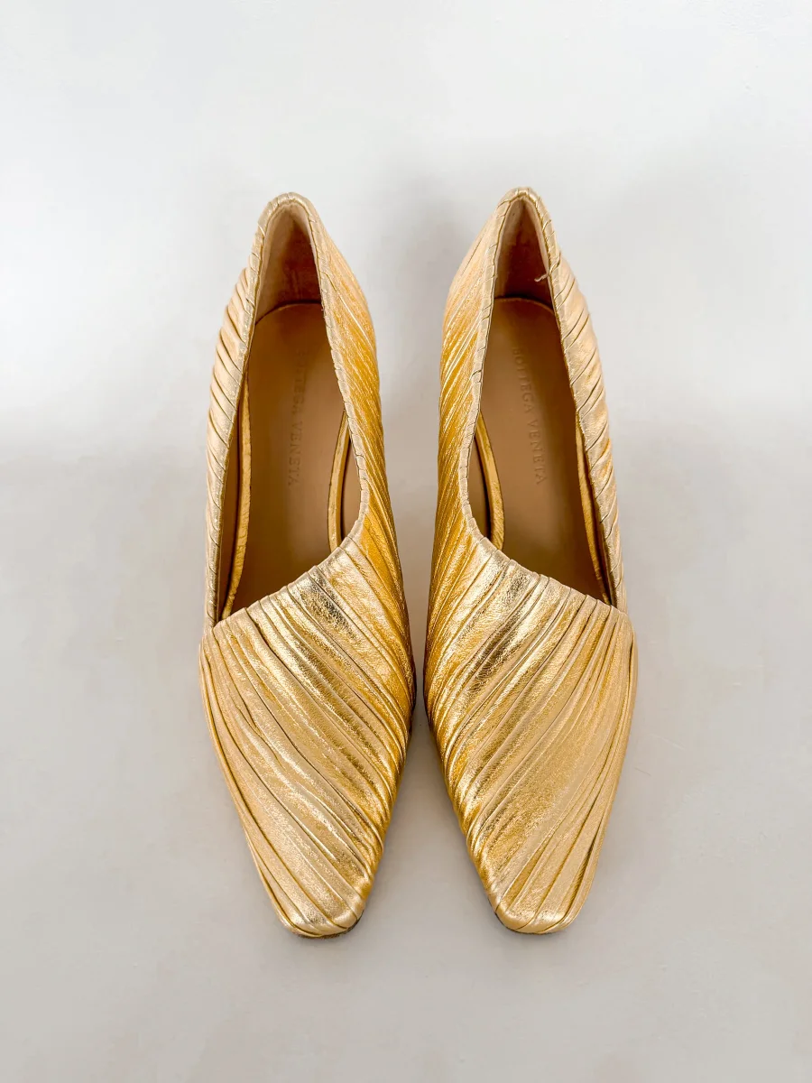 Bottega Veneta Gold Pleated Nappa Leather Pumps - Imagen 8