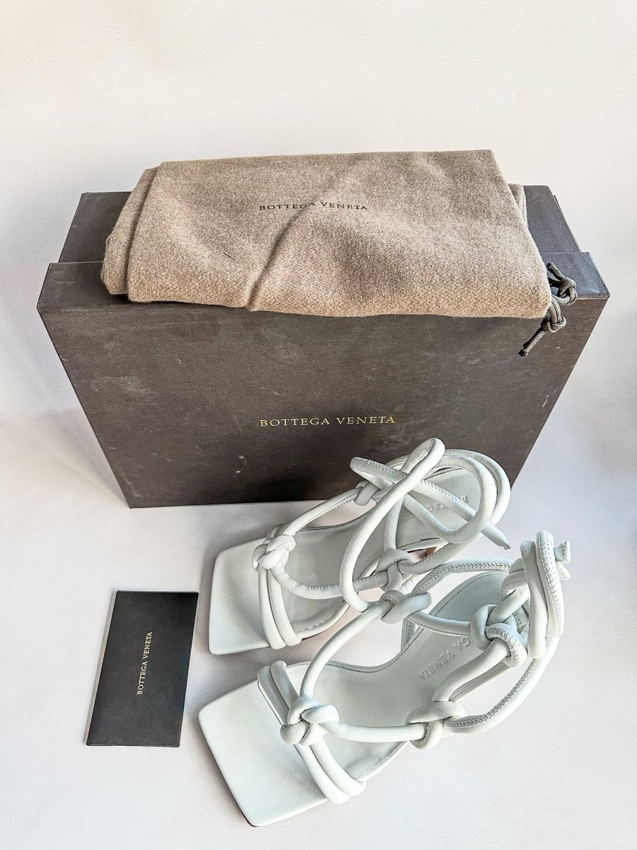 Bottega Veneta White Square Dream Knotted Toe Heels - Imagen 5