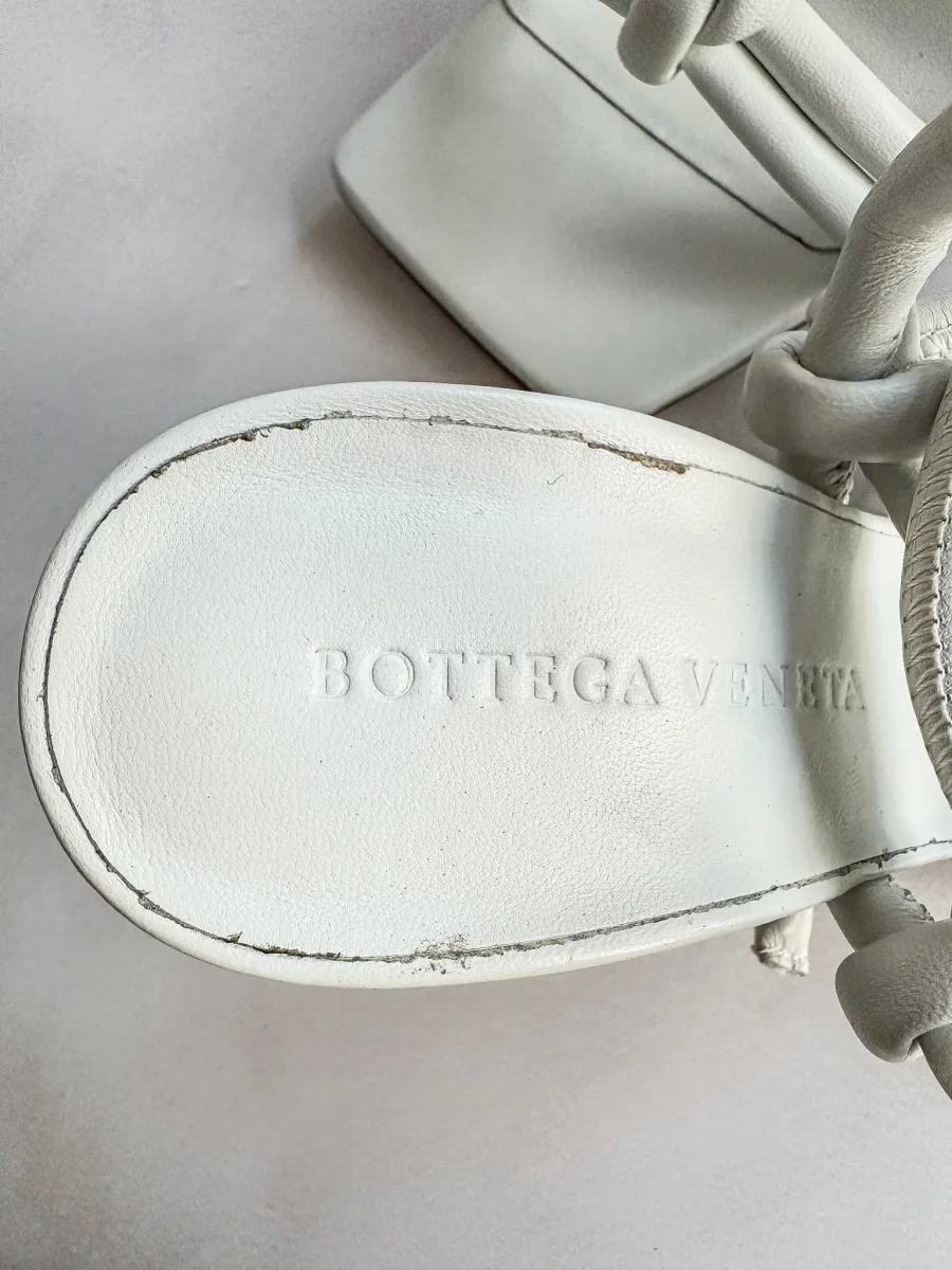 Bottega Veneta White Square Dream Knotted Toe Heels - Imagen 7