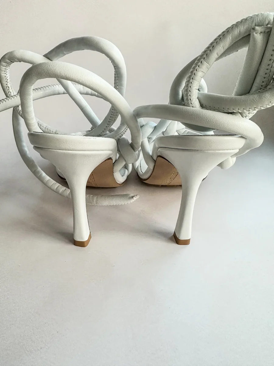 Bottega Veneta White Square Dream Knotted Toe Heels - Imagen 8