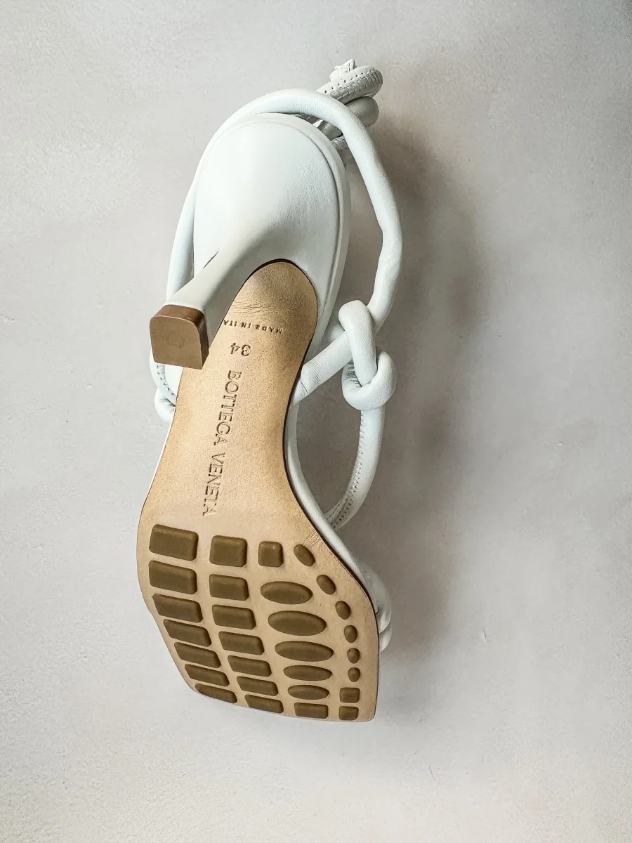 Bottega Veneta White Square Dream Knotted Toe Heels - Imagen 9