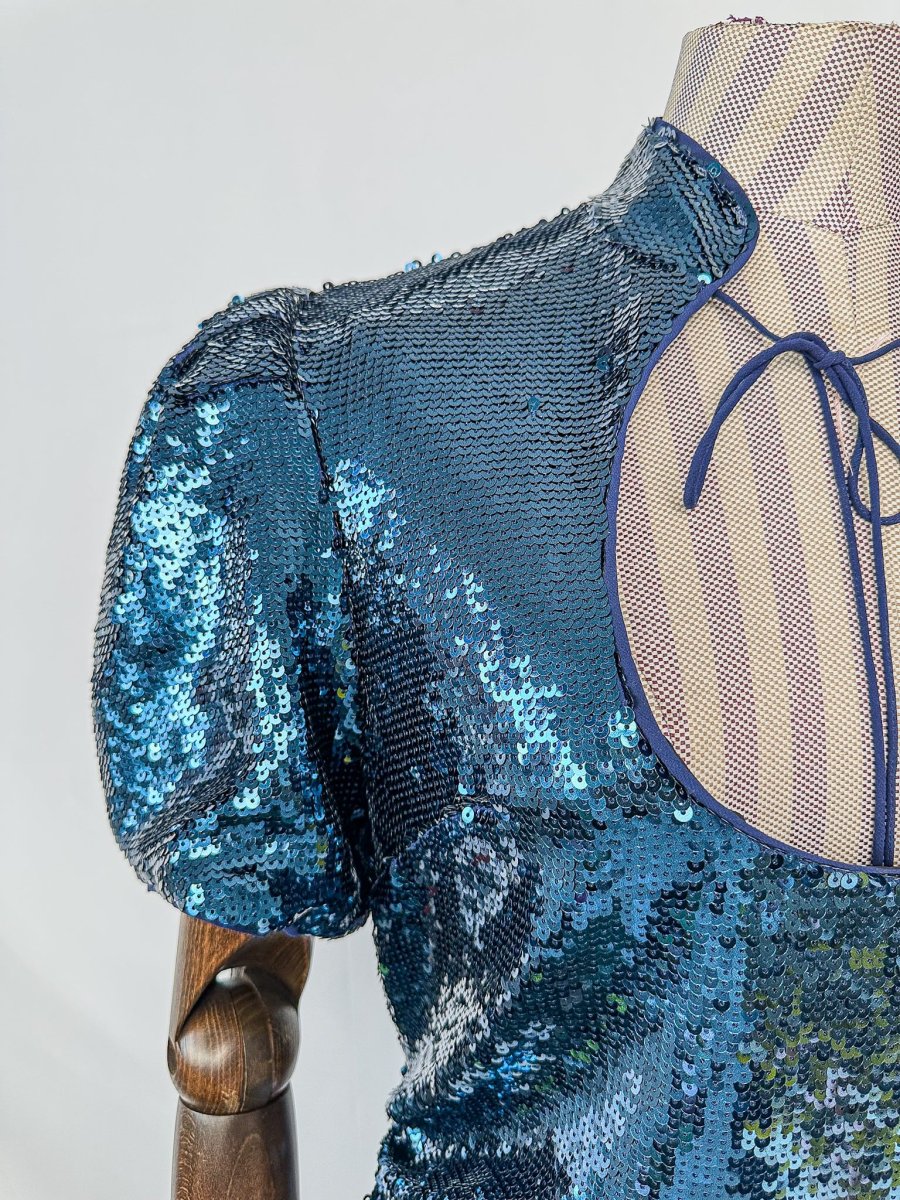 De La Vali Blue Sequinned Keyhole Front Puff Sleeve Mini dress - Imagen 8