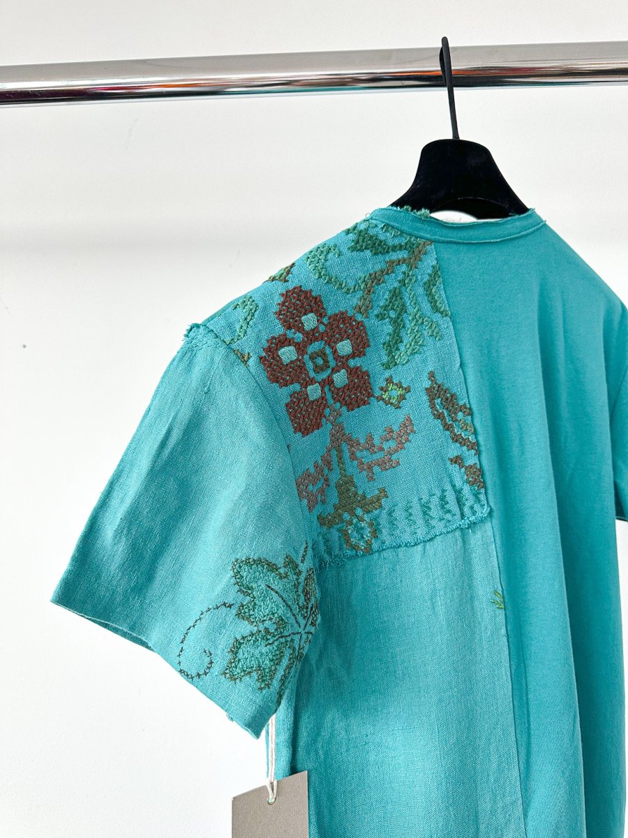 By Walid Hanky Story Patchy T Shirt In Teal - Imagen 4
