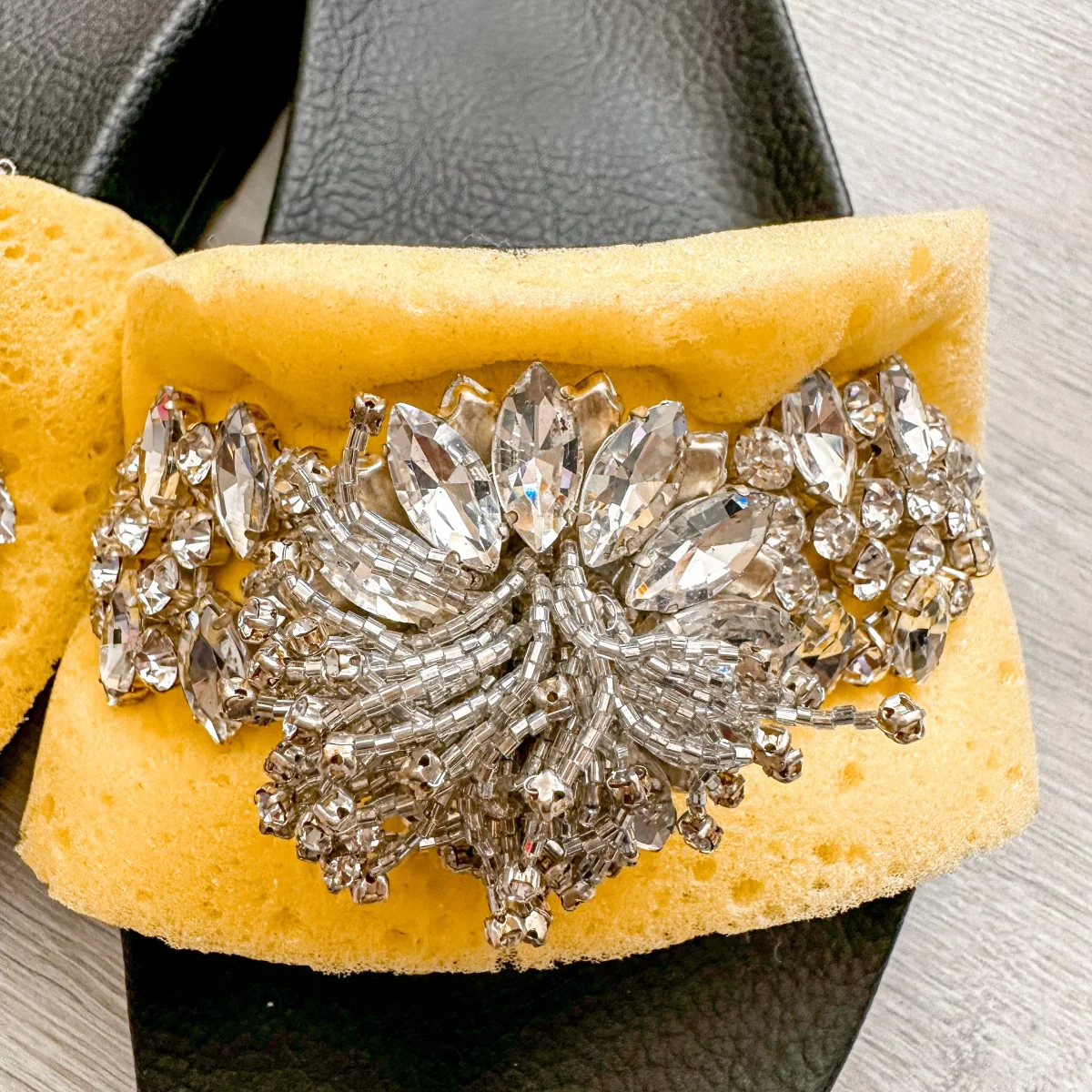 Christopher Kane Sponge Strap Crystal Embellished Slip On Slides Flats - Imagen 3