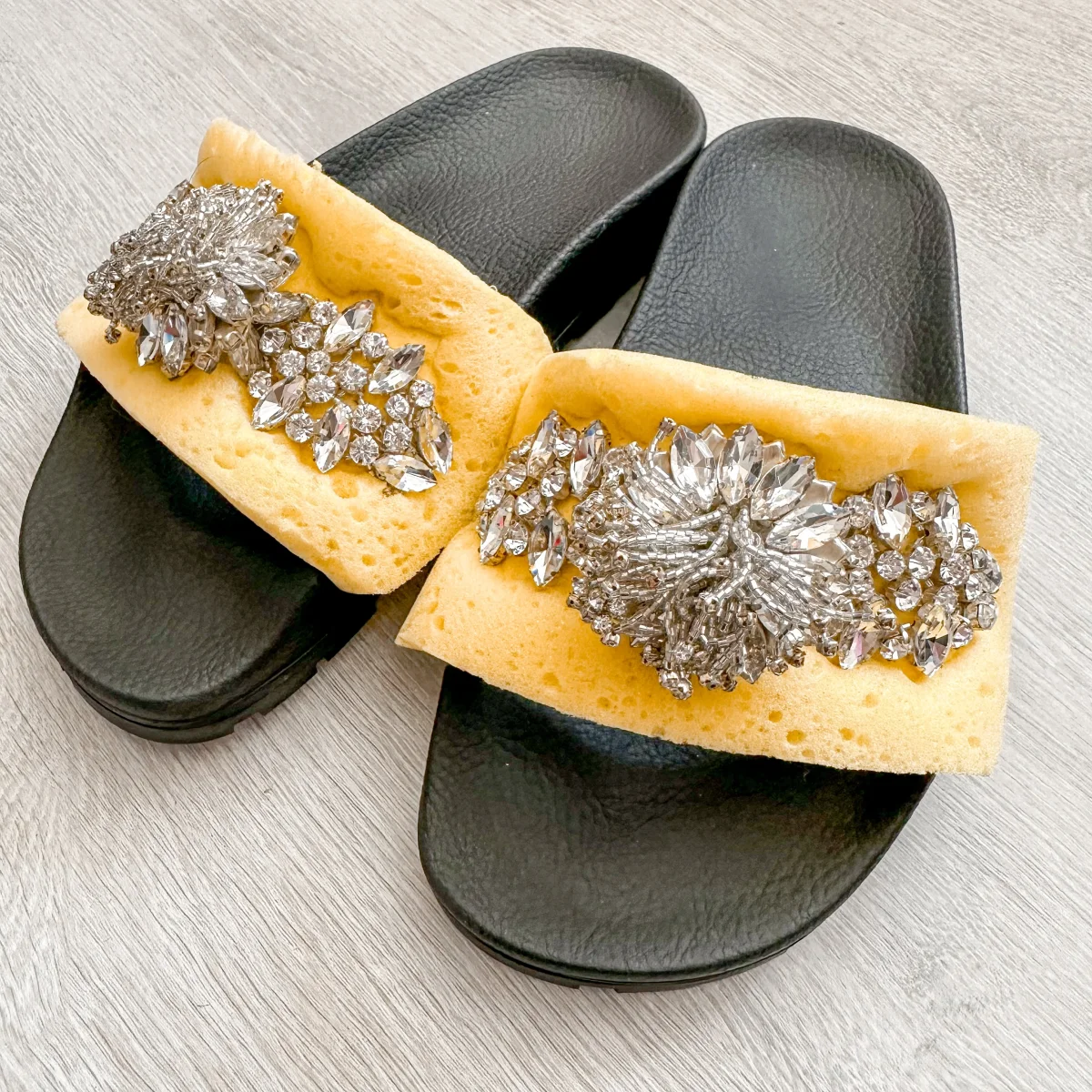 Christopher Kane Sponge Strap Crystal Embellished Slip On Slides Flats - Imagen 4