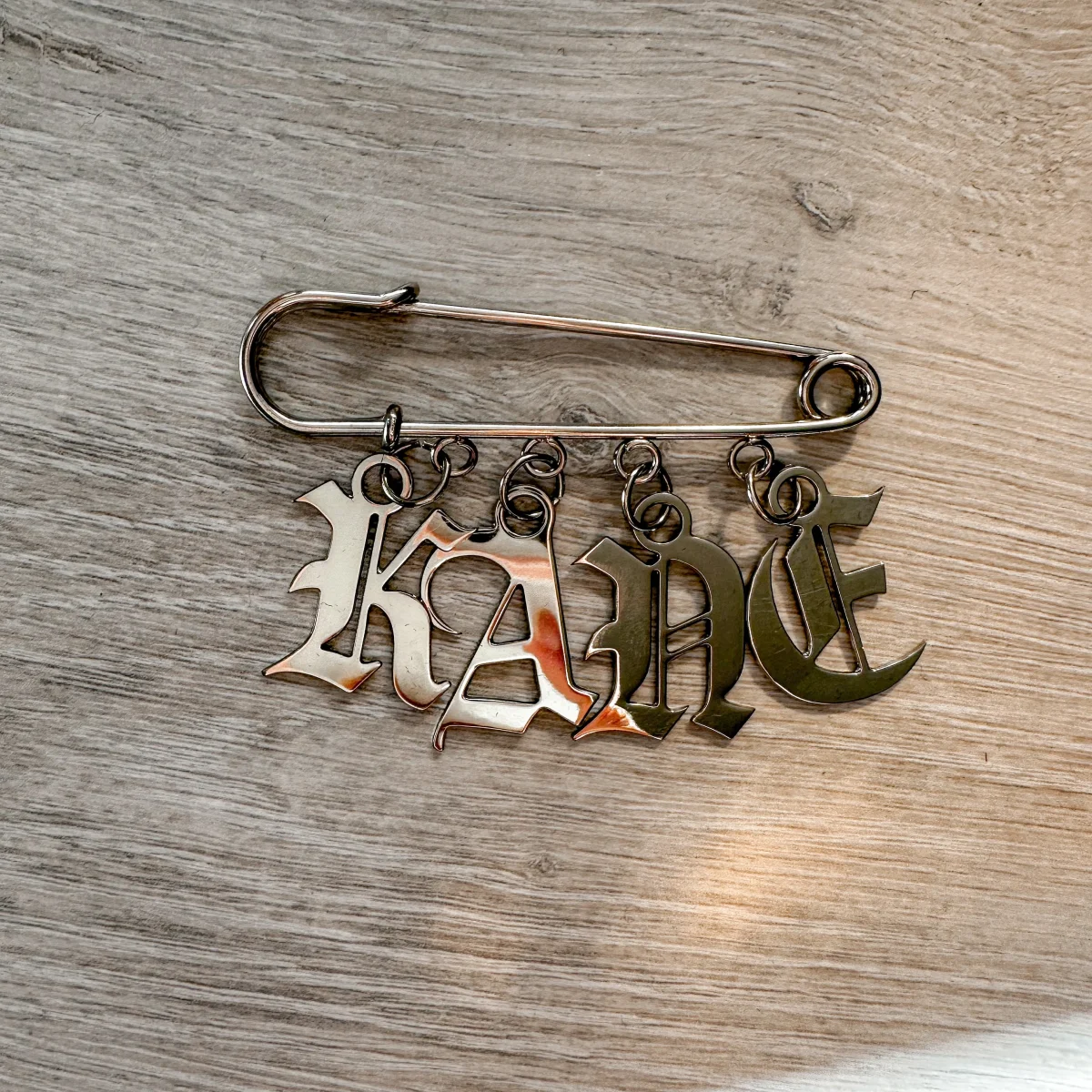 Christopher Kane Name Silver Safety Pin Lapel Pin - Imagen 5