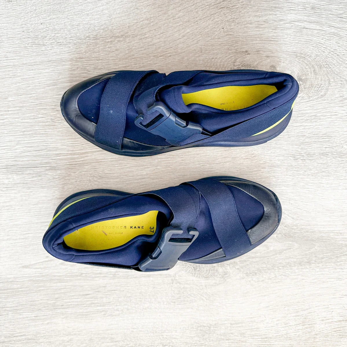 Christopher Kane Blue with Neon Green Safety Buckle Low Top Trainers Sneakers - Imagen 4