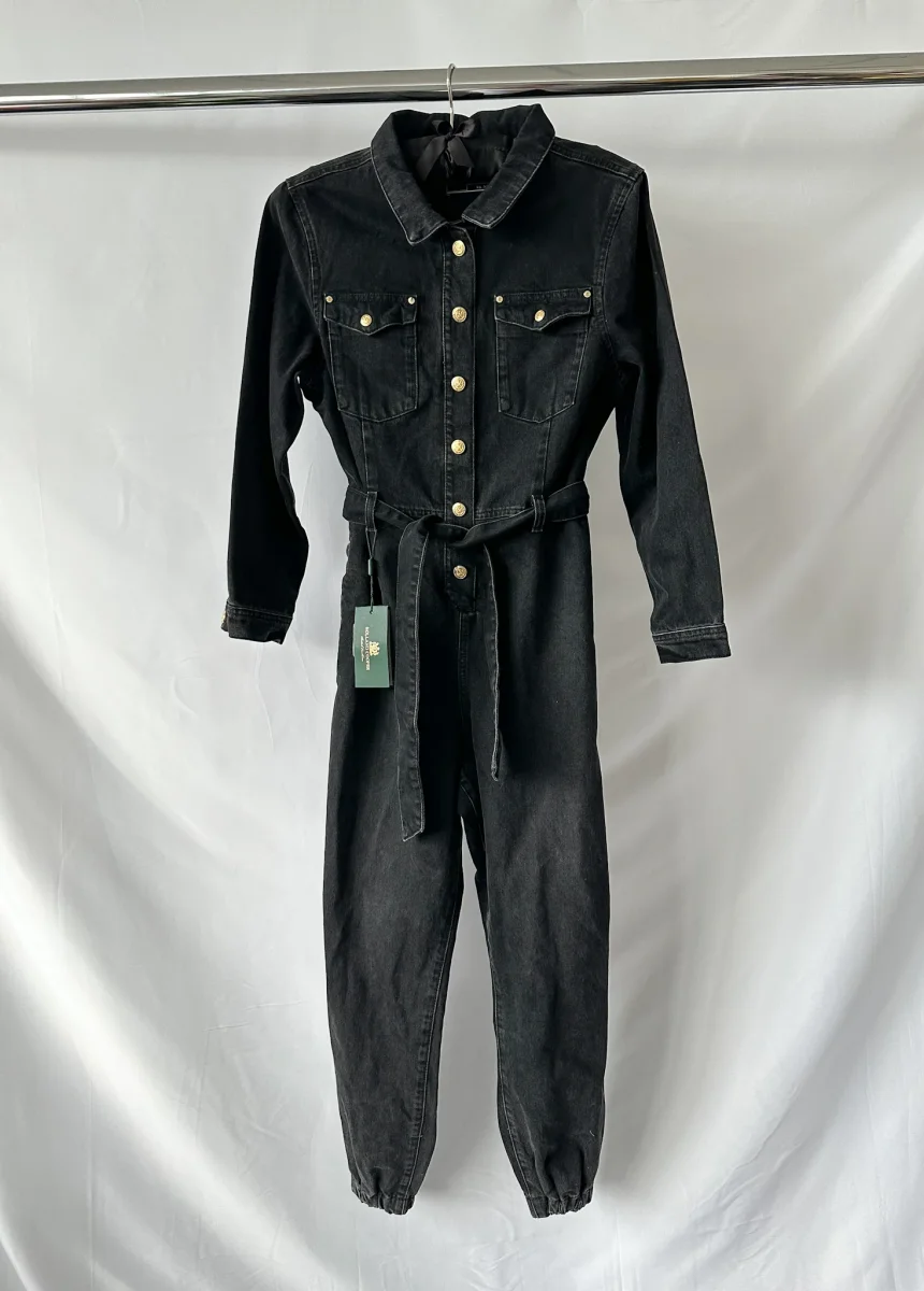 Holland Cooper Denim Gold Button Detail Jumpsuit in Washed Black - Imagen 2