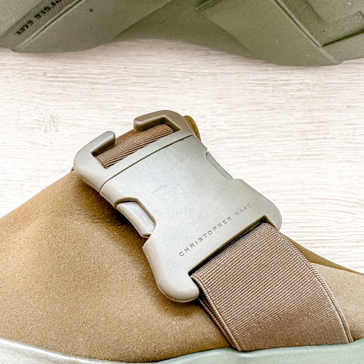 Christopher Kane Khaki Green Safety Buckle Trainers Sneakers Slides - Imagen 7