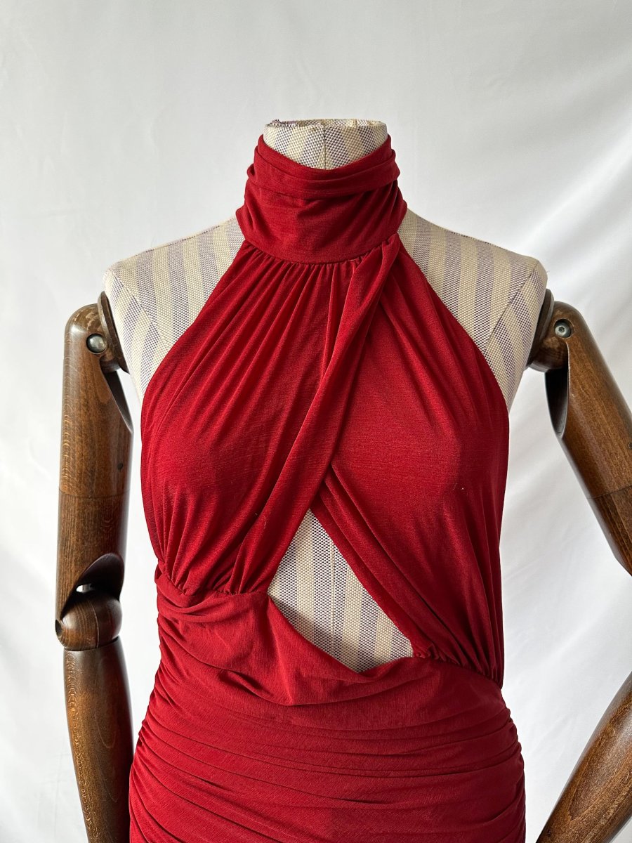 De La Vali Burgundy Red Cairo High Neck Cut-Out Maxi Dress - Imagen 6