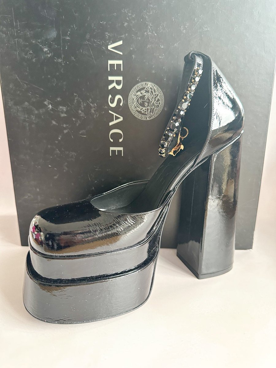 Versace Medusa Aevitas Embellished Black Glossy Patent Leather Platform Pumps - Imagen 2