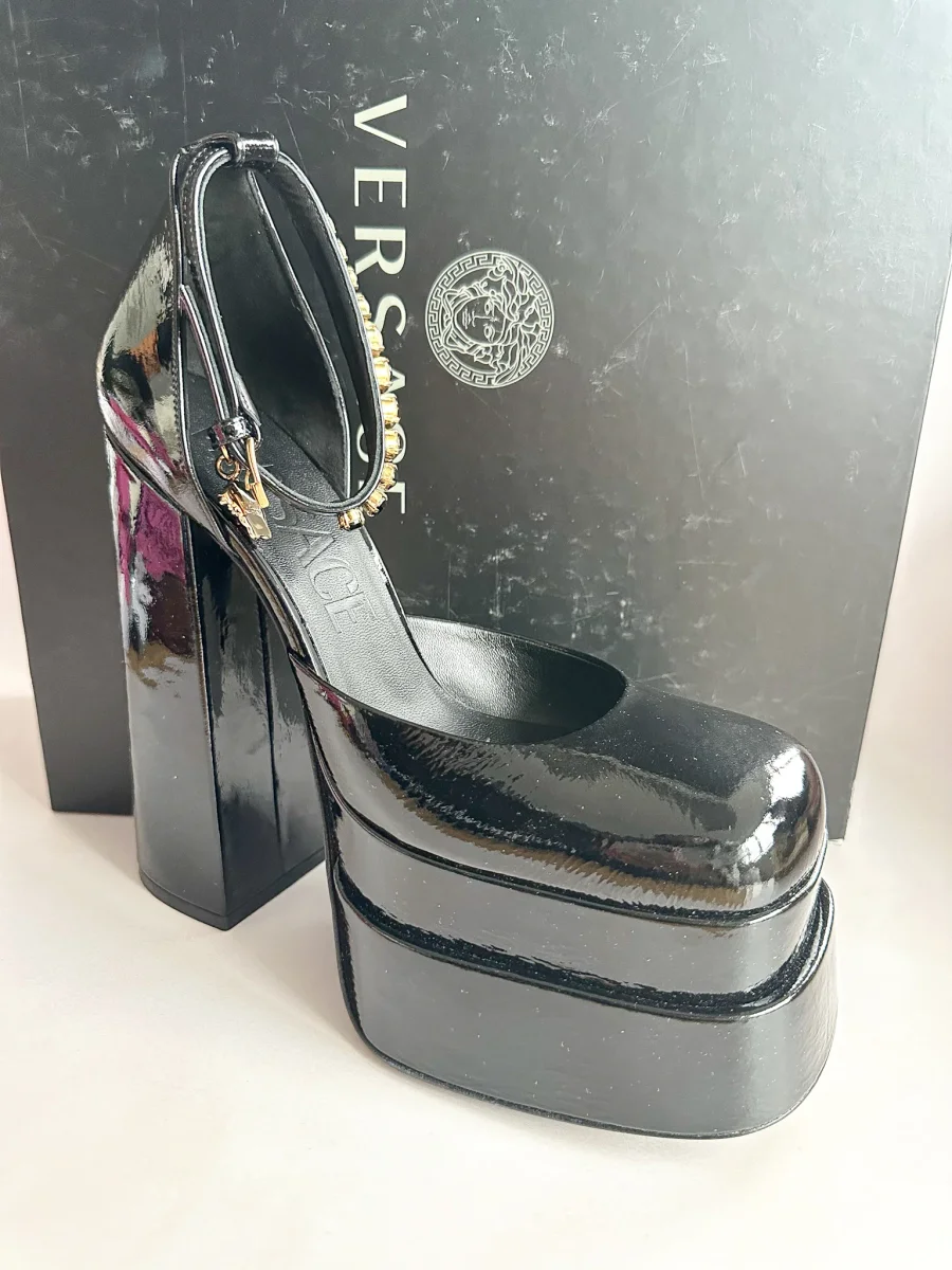 Versace Medusa Aevitas Embellished Black Glossy Patent Leather Platform Pumps - Imagen 3