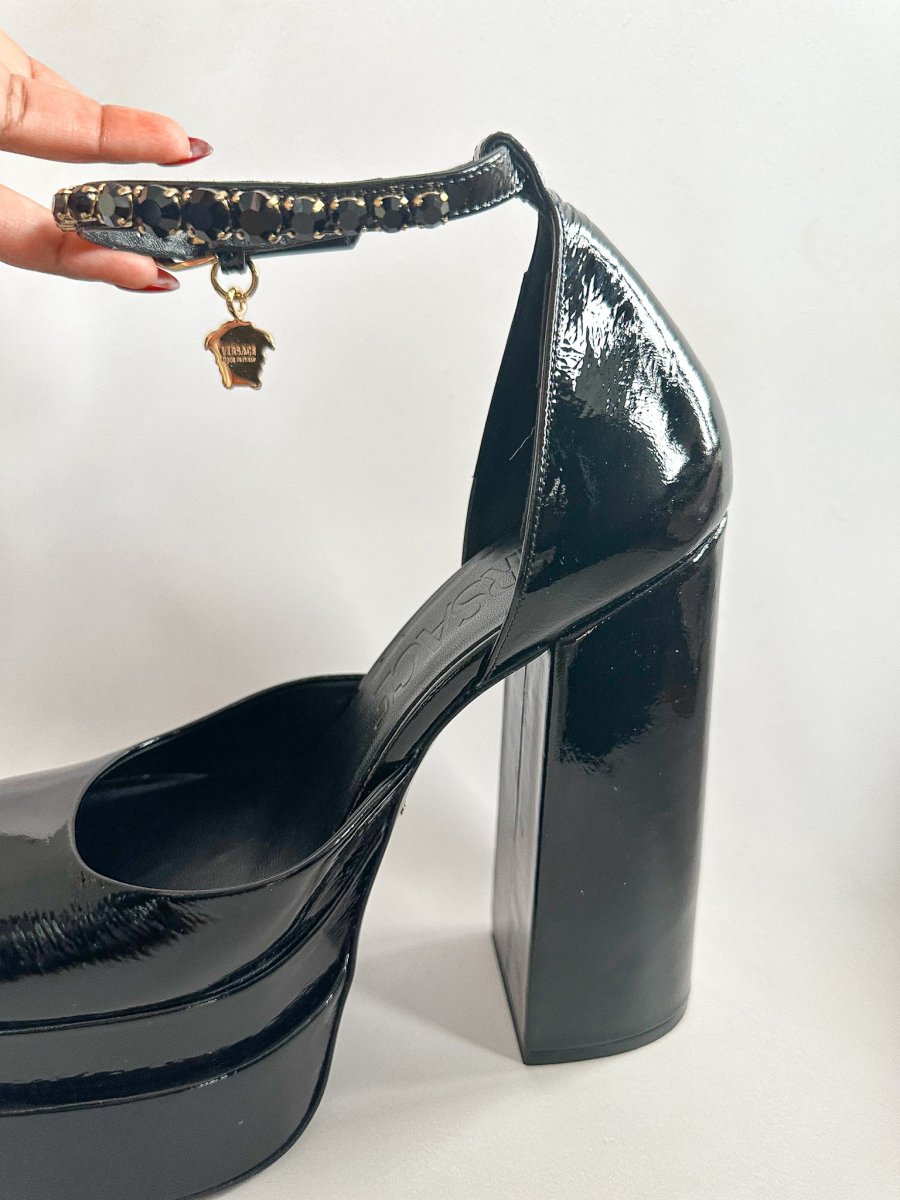 Versace Medusa Aevitas Embellished Black Glossy Patent Leather Platform Pumps - Imagen 7