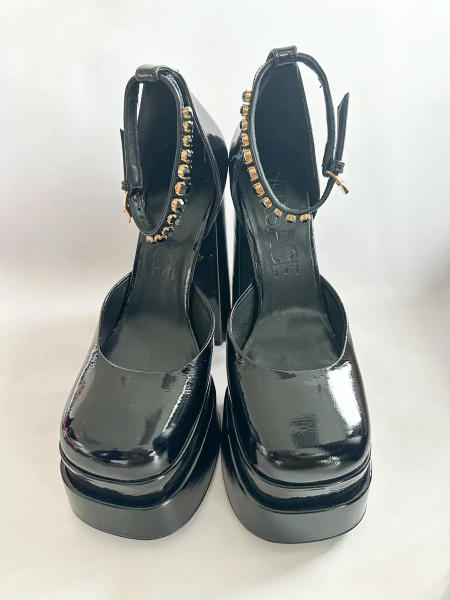 Versace Medusa Aevitas Embellished Black Glossy Patent Leather Platform Pumps - Imagen 9