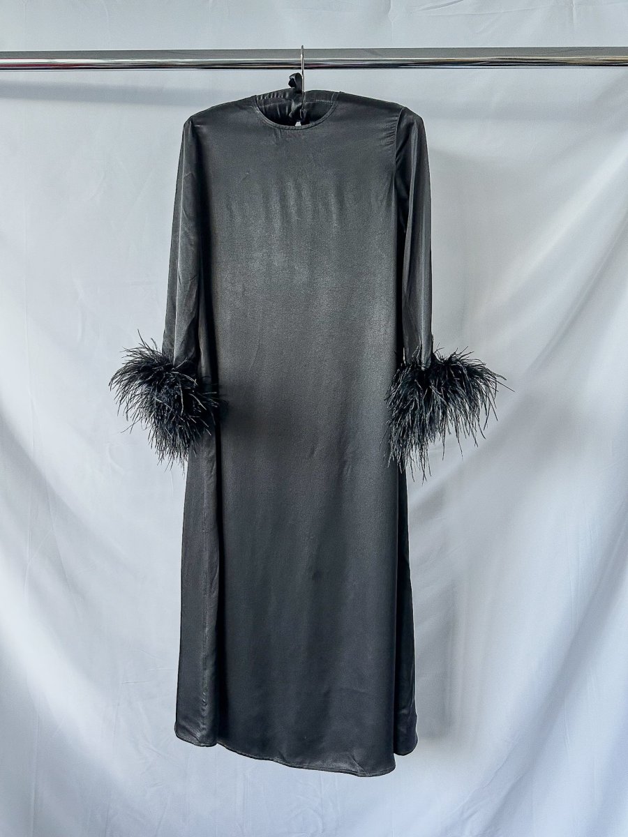 Sleeper Suzi Feather Cuffs Black Satin Maxi Dress - Imagen 4