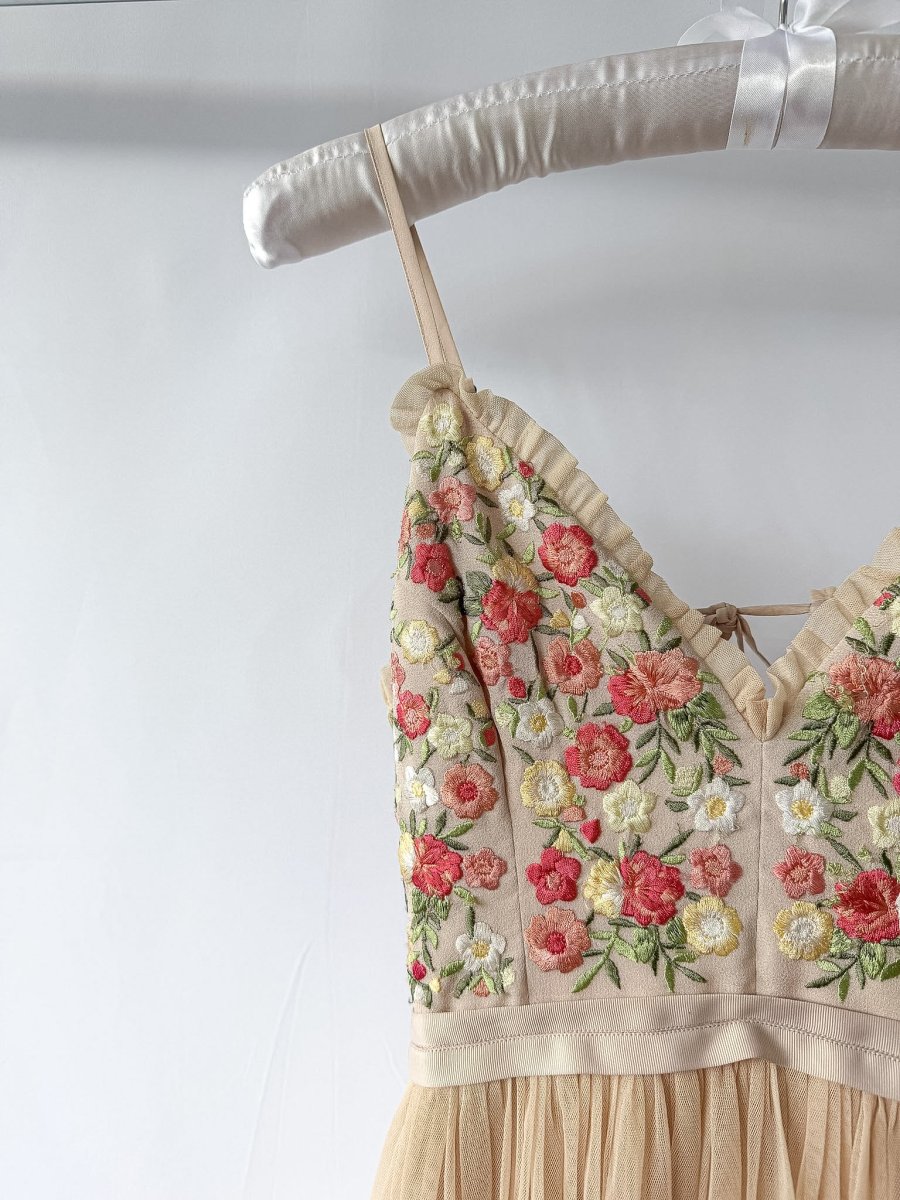 Needle & Thread Floral Embroidered Tulle Midi Dress - Imagen 4