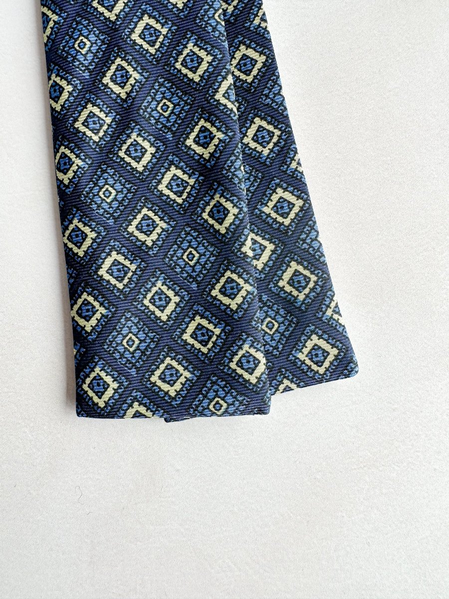 Drake's Navy Foulard Diamond Mosaic Silk Bow Tie - Imagen 3