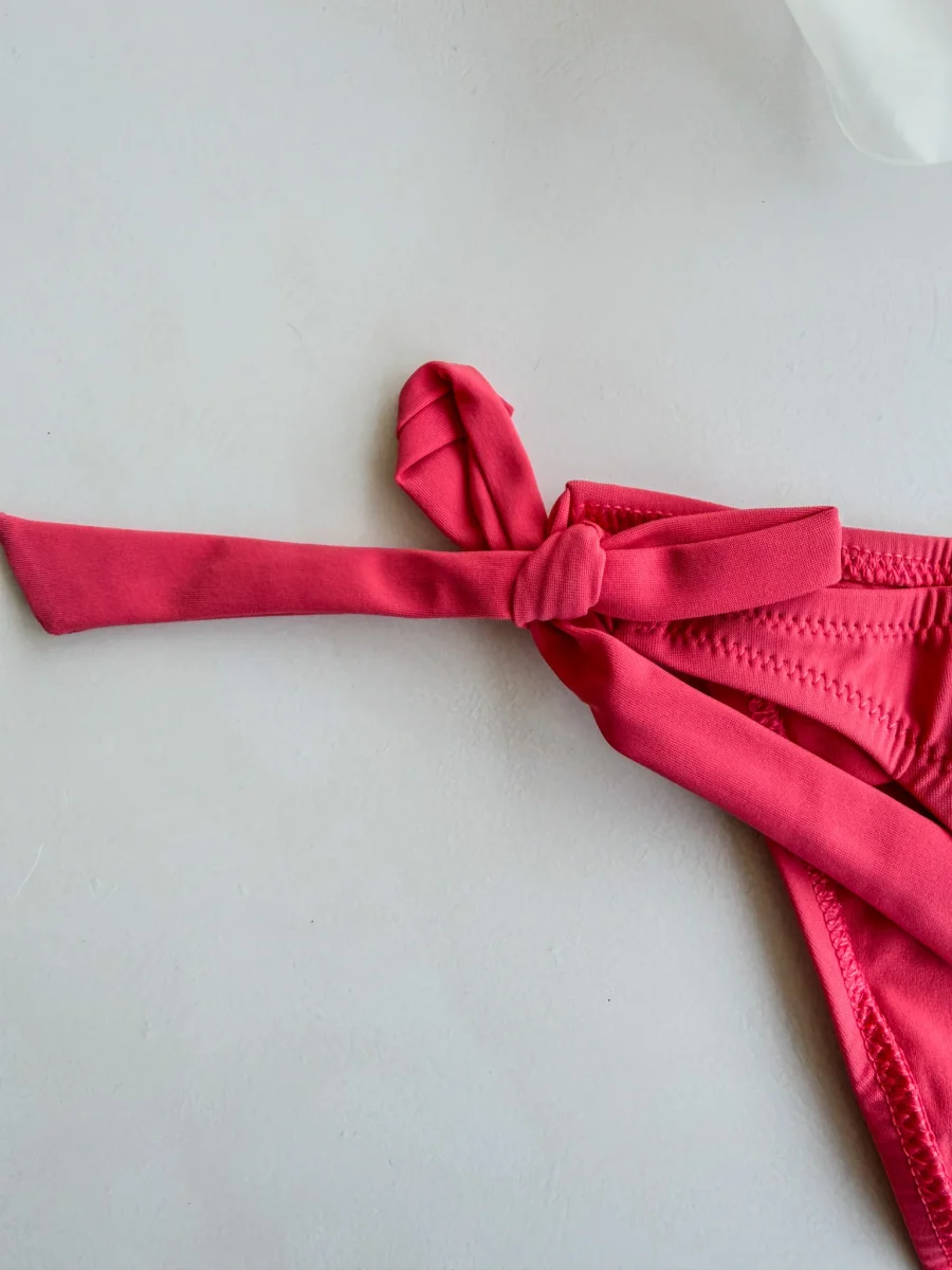 Pain De Sucre Blush Side-Tie Bikini Bottom in Onyx - Imagen 5