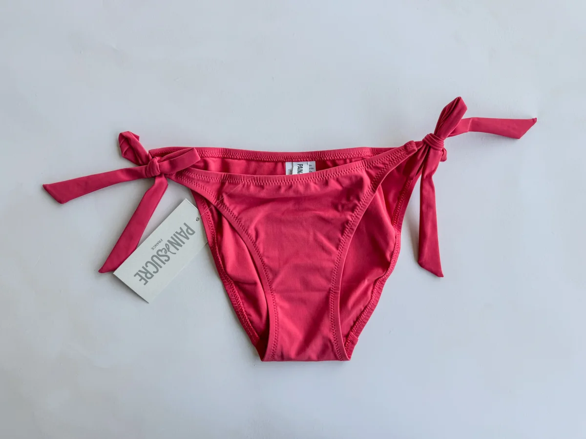 Pain De Sucre Blush Side-Tie Bikini Bottom in Onyx - Imagen 6