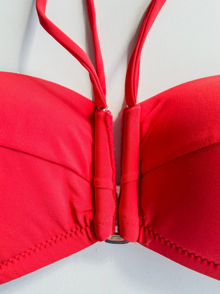 Pain De Sucre Red Halterneck Ring Detail Bikini Top in Lya - Imagen 6