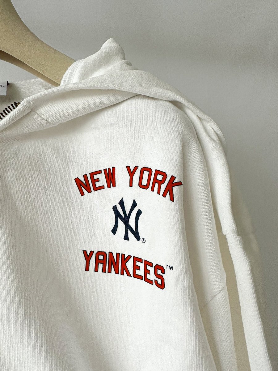 Sporty & Rich for '47 x The New York Yankees Homerun Printed Cotton Crop Hoodie - Imagen 4