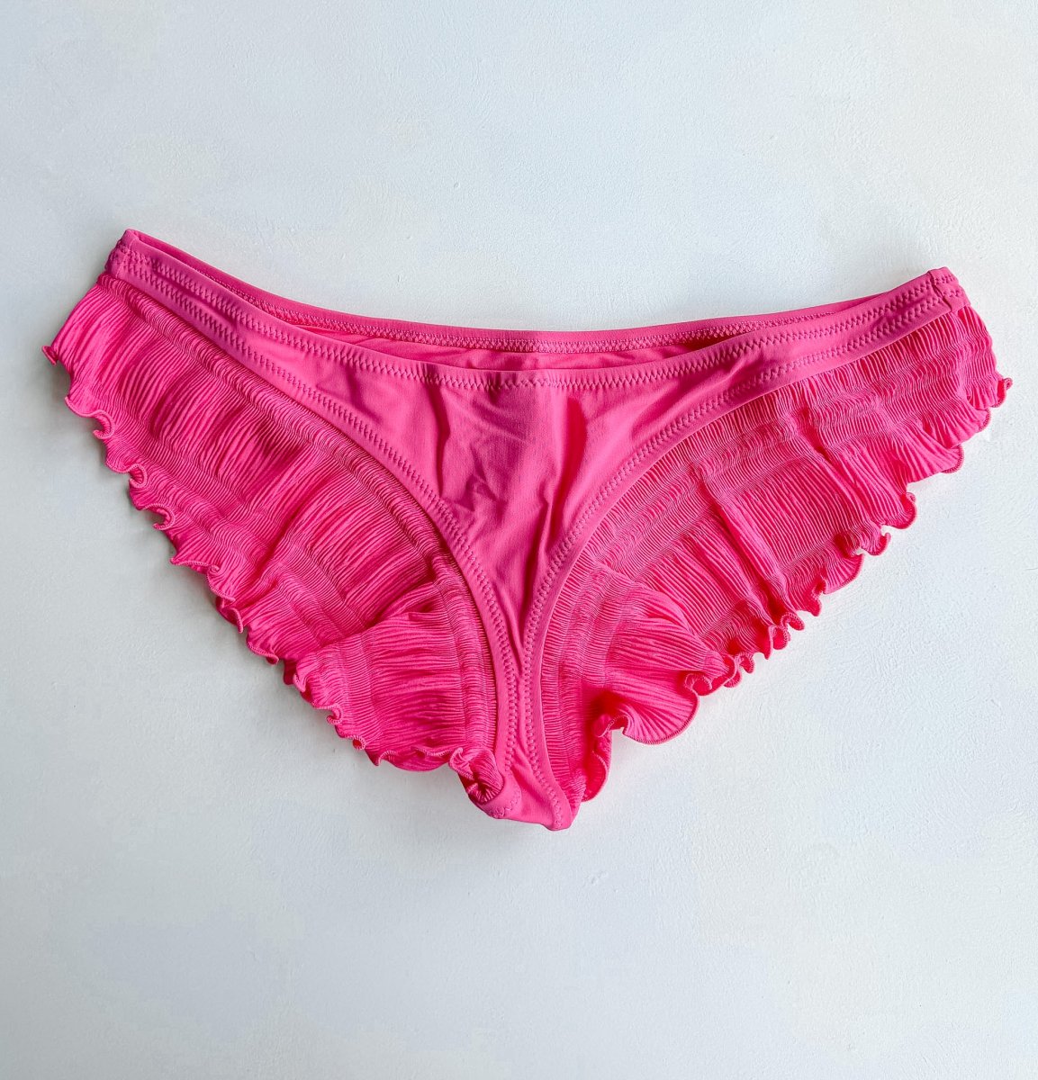 Pain De Sucre Hot Pink Ruffle Cheeky Bikini Bottom in Alala - Imagen 5