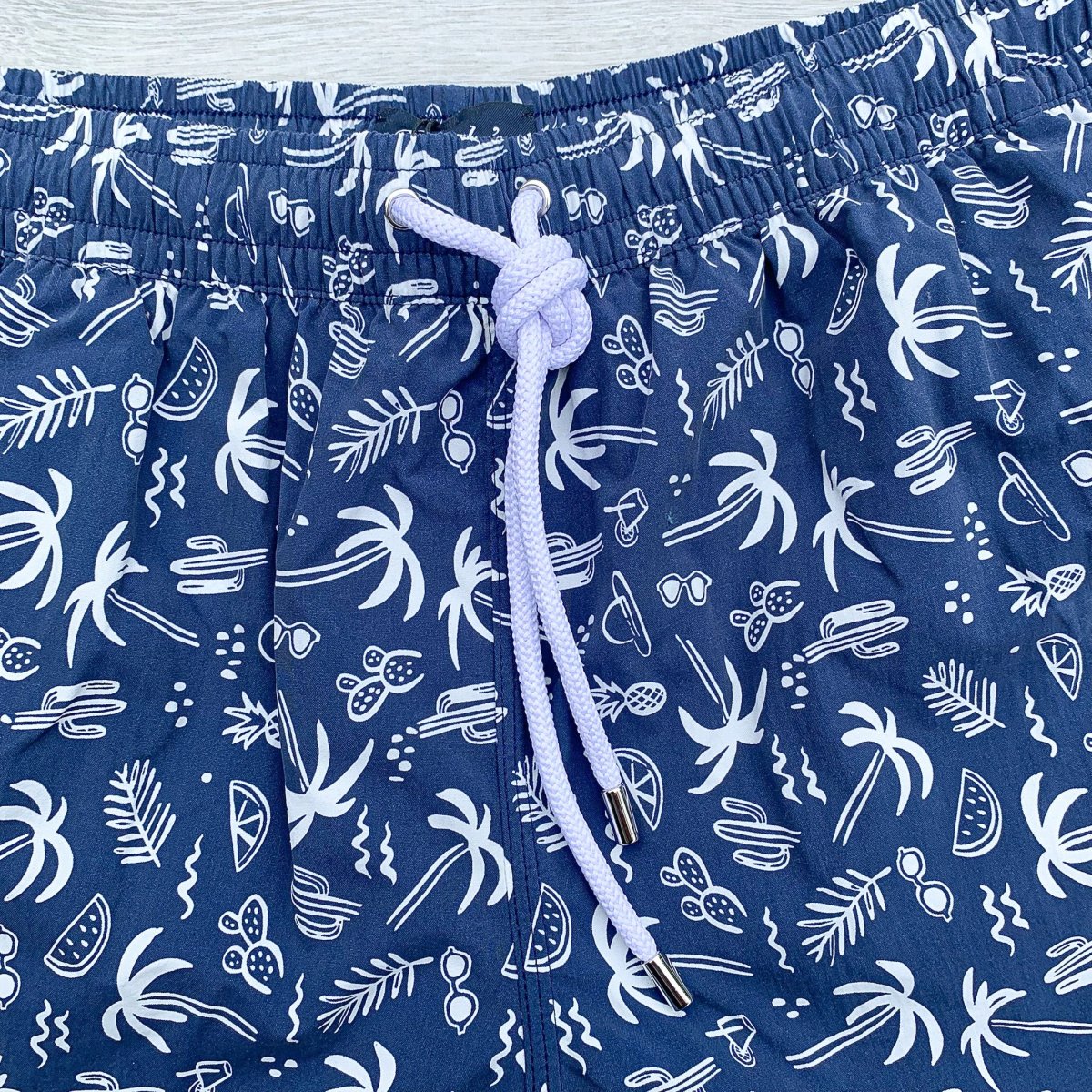 Drake's Navy Swim Shorts With White Palm Tree Holiday Print - Imagen 4