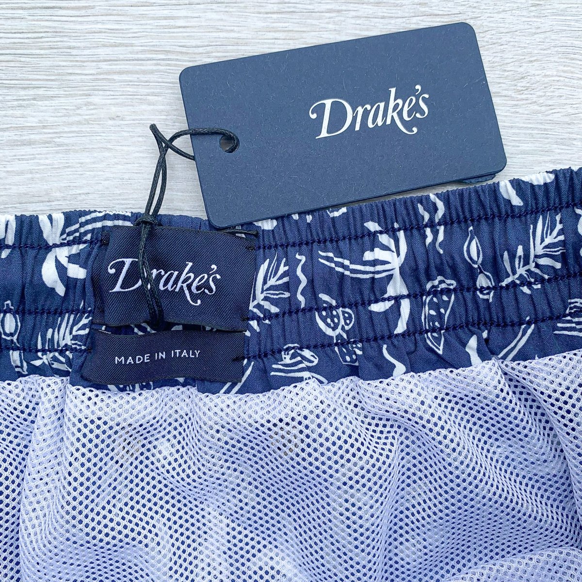 Drake's Navy Swim Shorts With White Palm Tree Holiday Print - Imagen 5