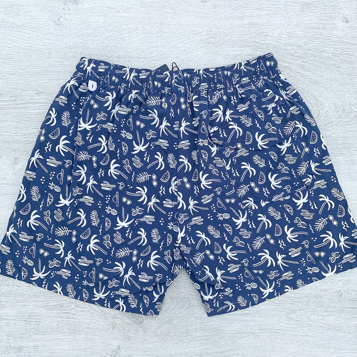 Drake's Navy Swim Shorts With White Palm Tree Holiday Print - Imagen 6