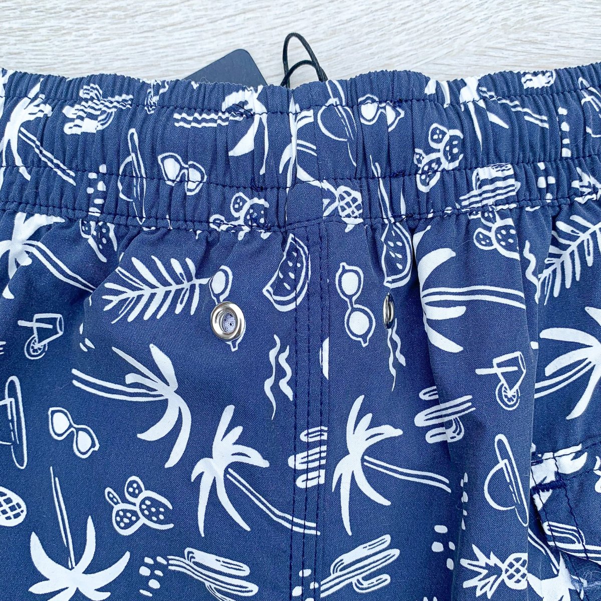 Drake's Navy Swim Shorts With White Palm Tree Holiday Print - Imagen 7