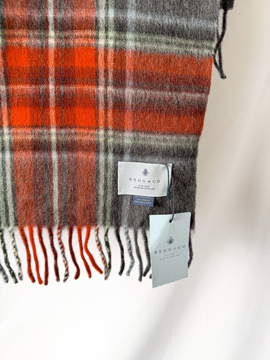 Begg X Co Jura Stuart Check Print Oversized Lambswool Angora Scarf Dark Grey - Imagen 3