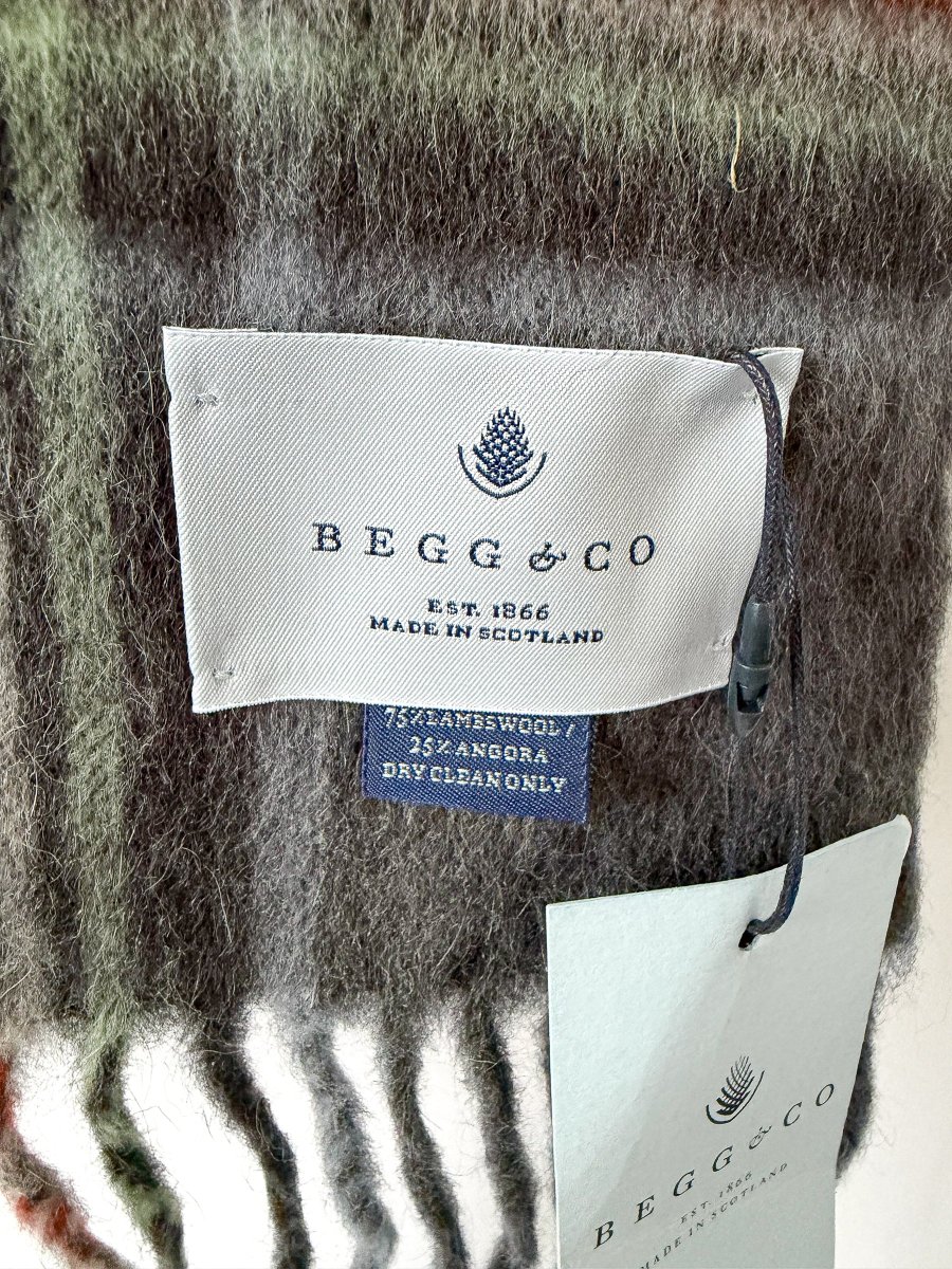 Begg X Co Jura Stuart Check Print Oversized Lambswool Angora Scarf Dark Grey - Imagen 4