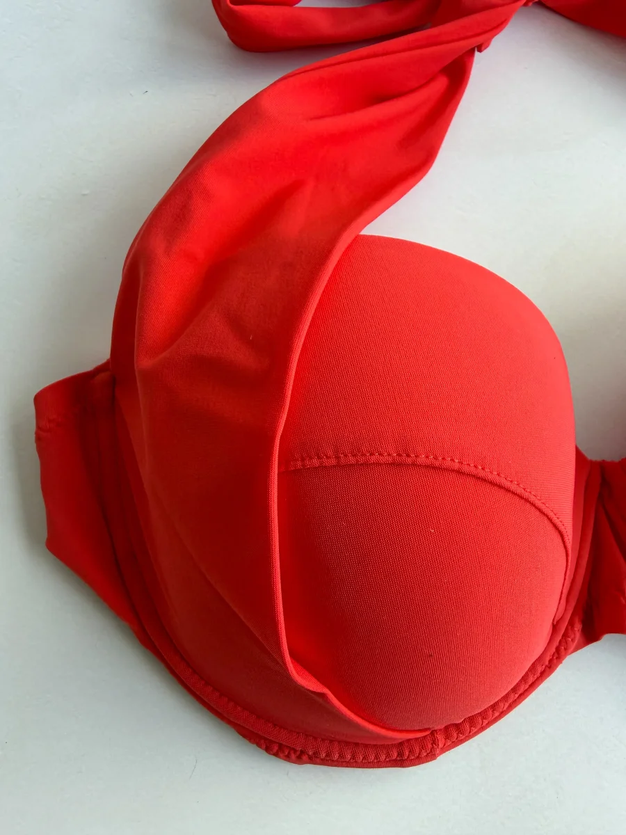 Pain De Sucre Rouge Halterneck Bra Cup Bikini Top in Lisia - Imagen 4