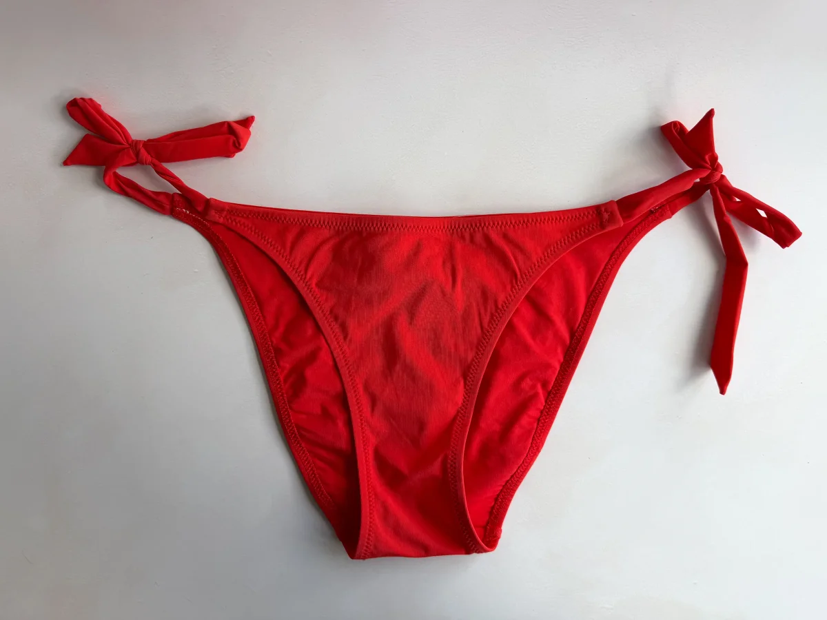 Pain De Sucre Rouge Side-Tie Bikini Bottom in Onyx - Imagen 2