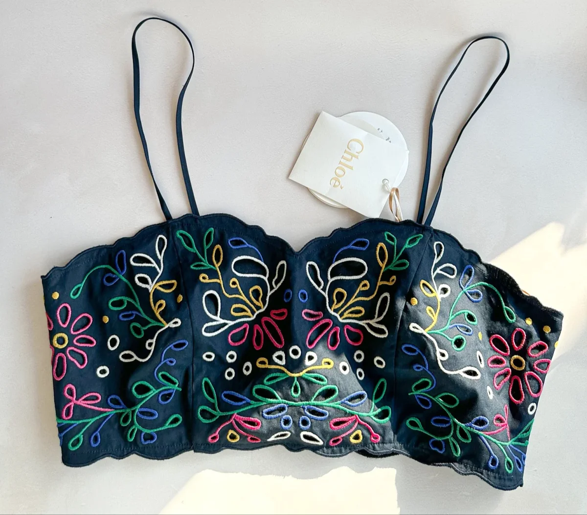 Chloe Floral Embroidered Eyelet Spaghetti Strap Crop Top - Imagen 3