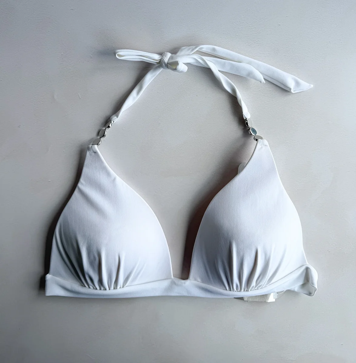 Pain De Sucre White Bikini Top in Elan Jewel Chain Detail - Imagen 2