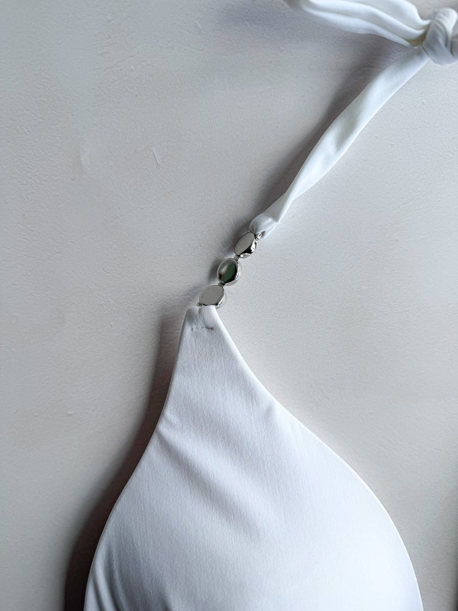 Pain De Sucre White Bikini Top in Elan Jewel Chain Detail - Imagen 4