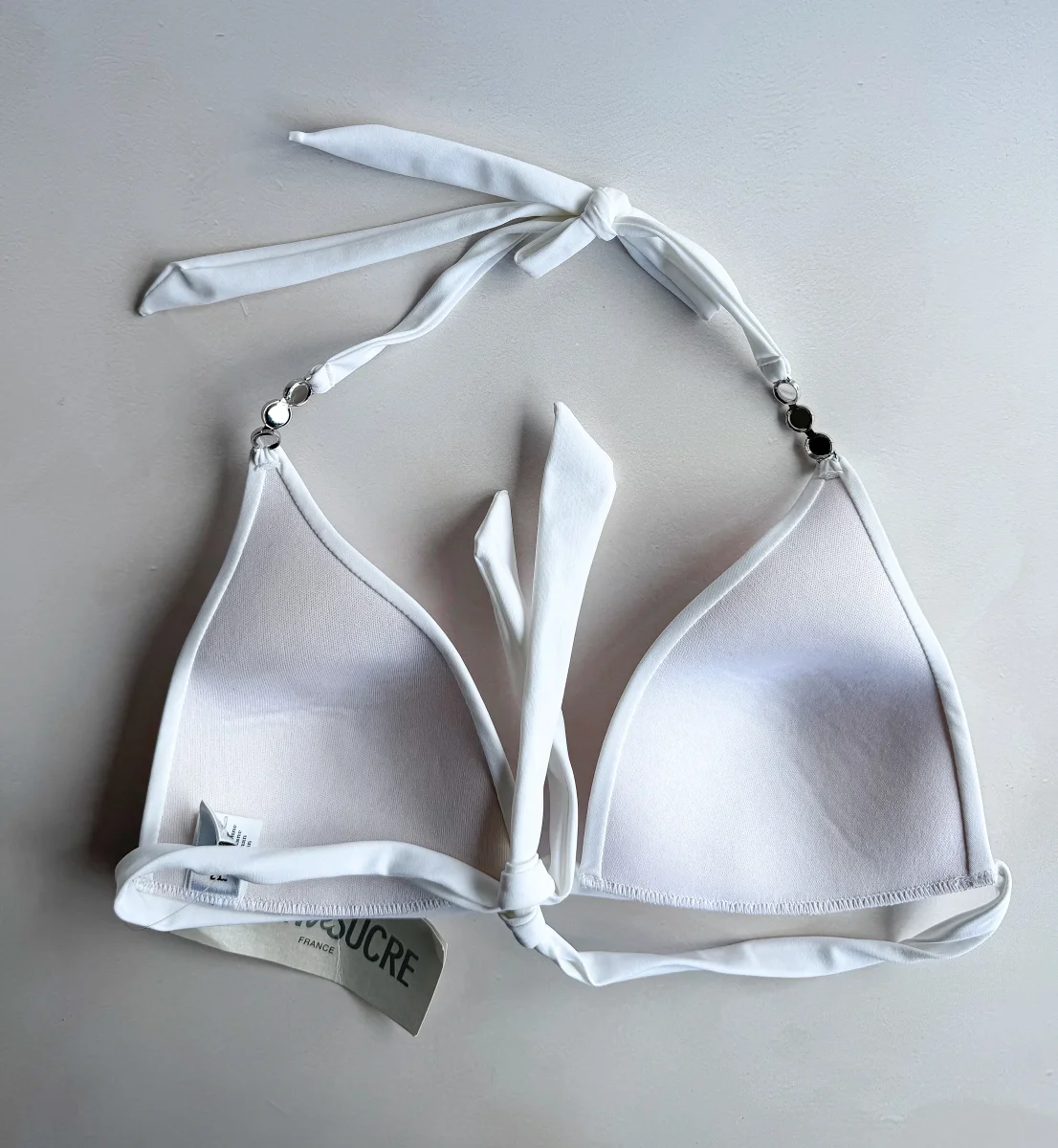 Pain De Sucre White Bikini Top in Elan Jewel Chain Detail - Imagen 3