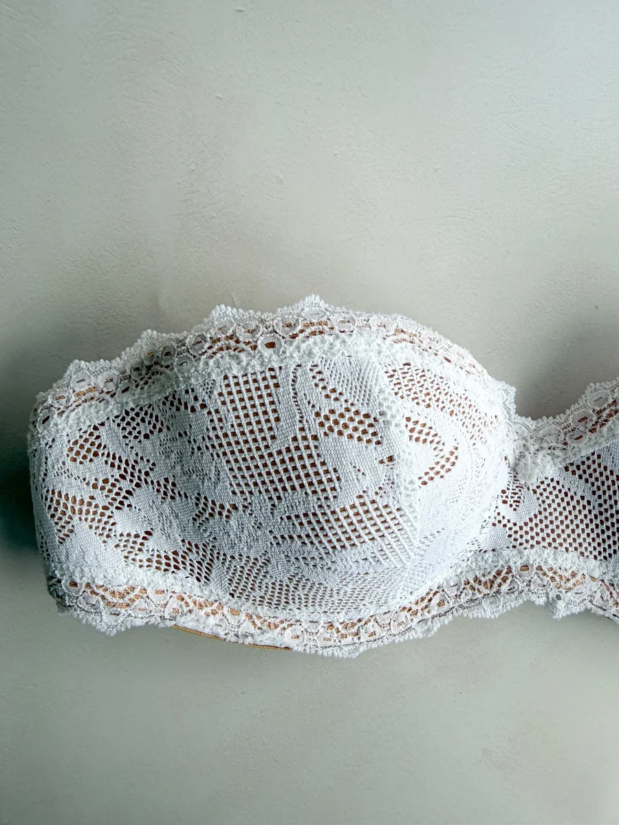 Pain De Sucre White French Lace Padded Strapless Bra in Neal - Imagen 3