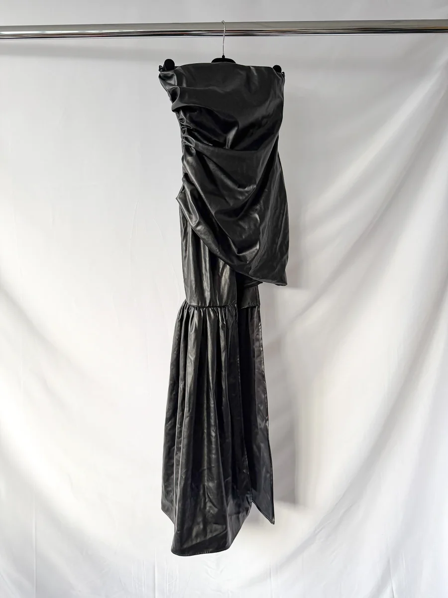 David Koma Black Pleather Strapless Train Detail Mini Dress - Imagen 4
