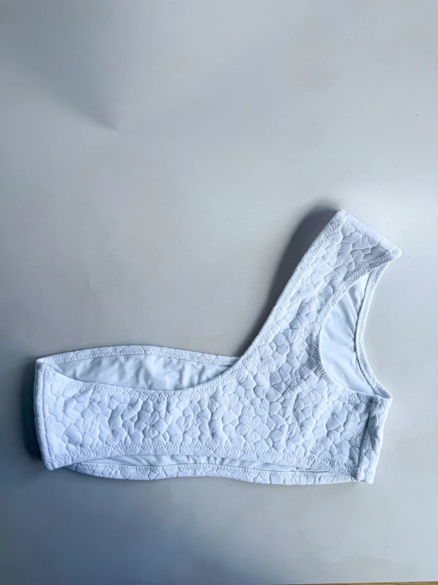 Pain De Sucre White One Shoulder Bikini Top in Myndy - Imagen 7