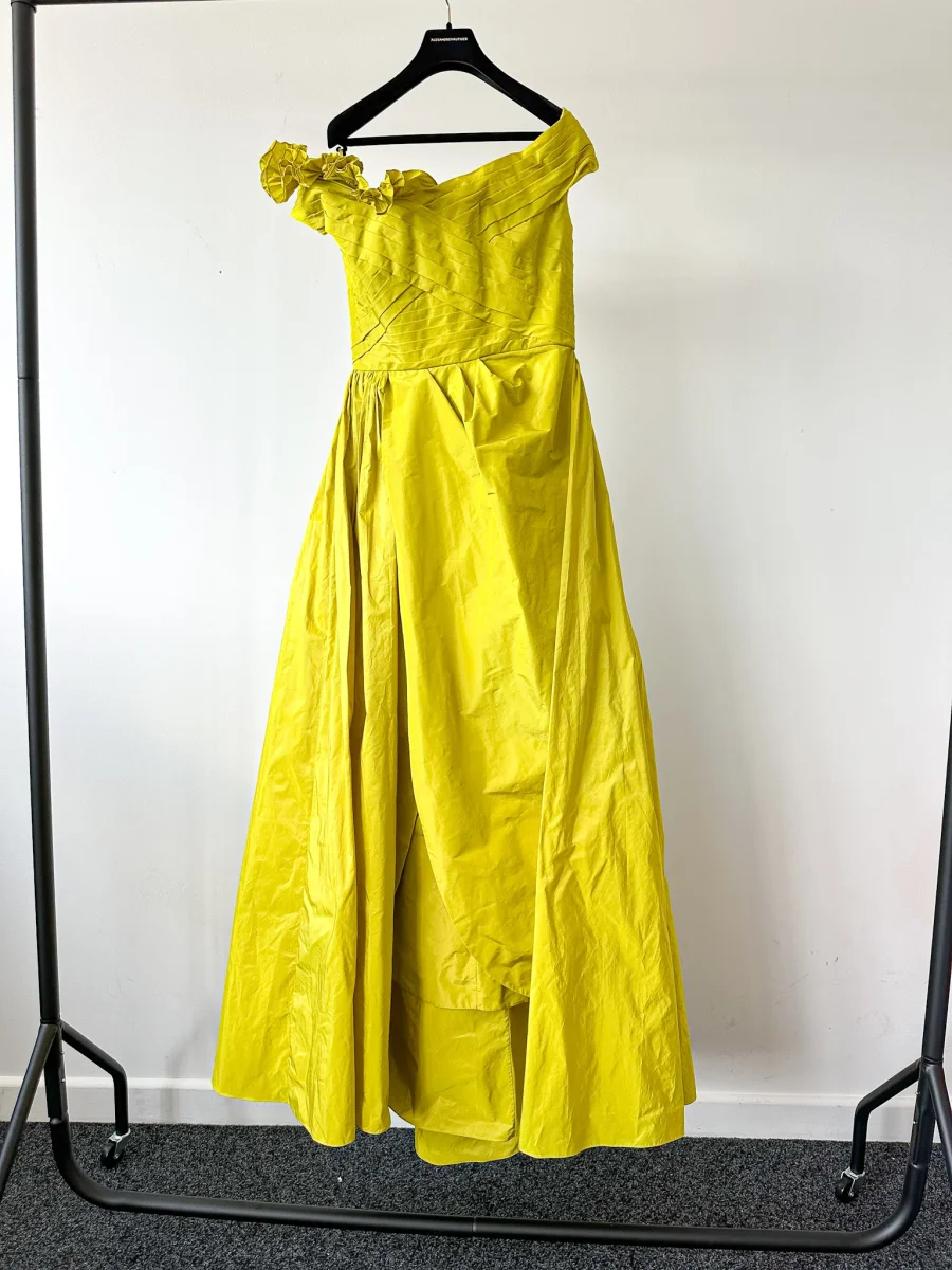 Elie Saab Lime Green Ruffle Detail Off Shoulder Open Leg Formal Gown AW23/24 - Imagen 2