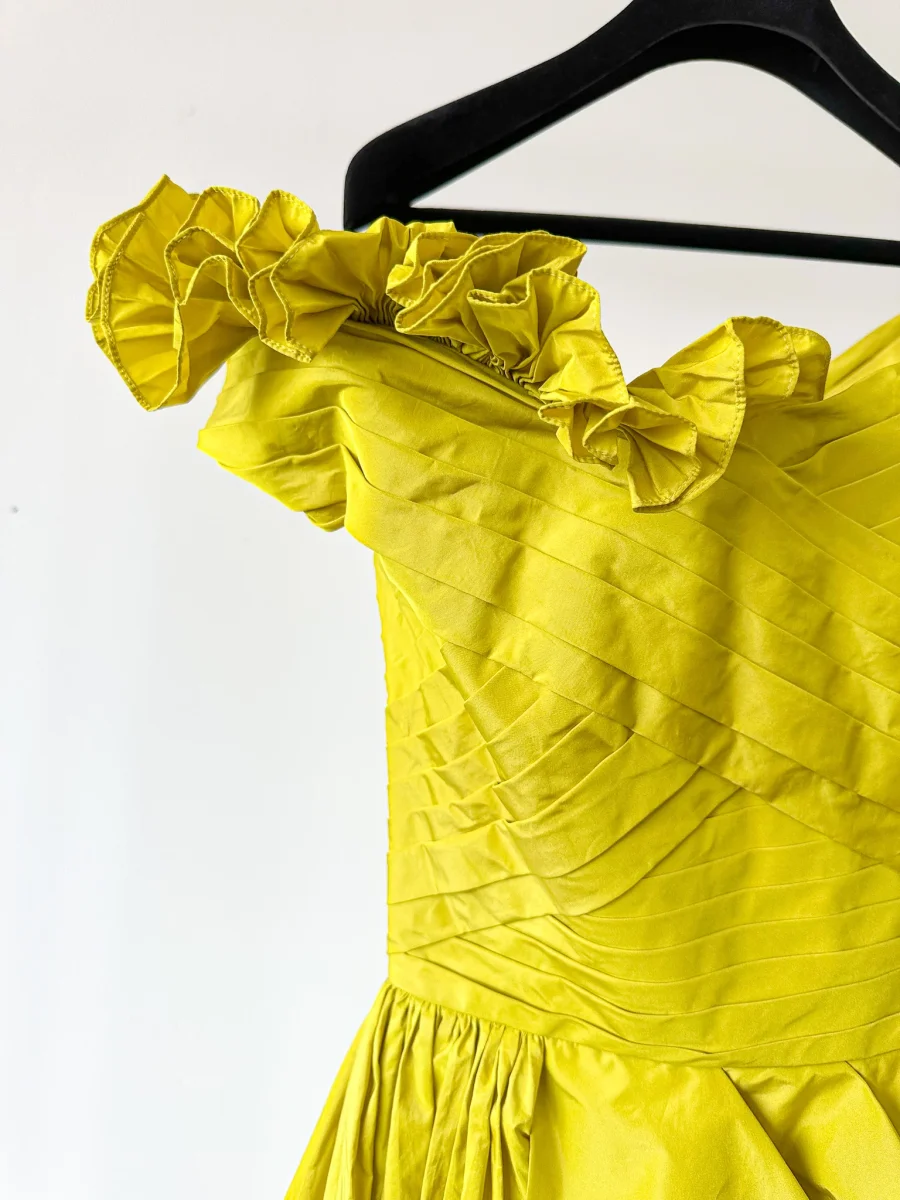 Elie Saab Lime Green Ruffle Detail Off Shoulder Open Leg Formal Gown AW23/24 - Imagen 5