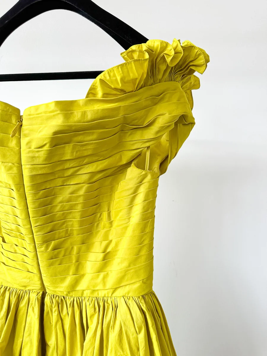 Elie Saab Lime Green Ruffle Detail Off Shoulder Open Leg Formal Gown AW23/24 - Imagen 8