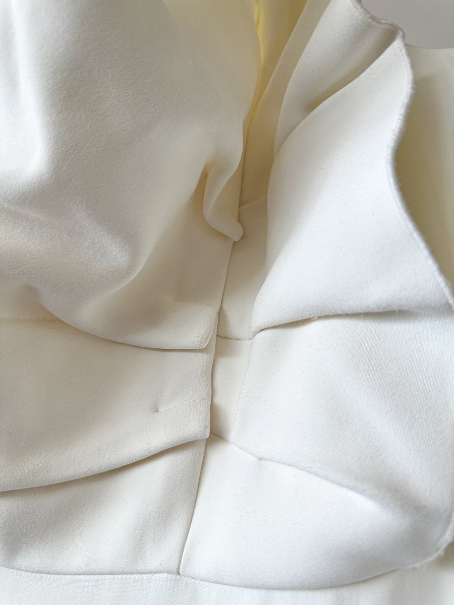 Roland Mouret White Warrington One Shoulder Ruffle Petal Column Gown - Imagen 9