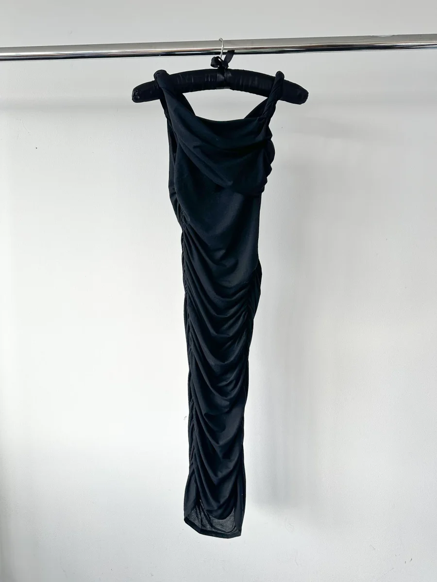 Reformation x Laura Harrier Alycia Black Knit Ruched Off Shoulder Midi Dress - Imagen 4
