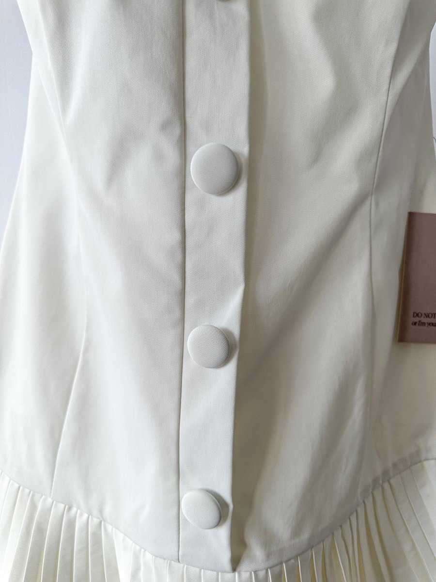 Odd Muse White The Ultimate Button Up Strapless Pleat Hem Mini Dress - Imagen 8