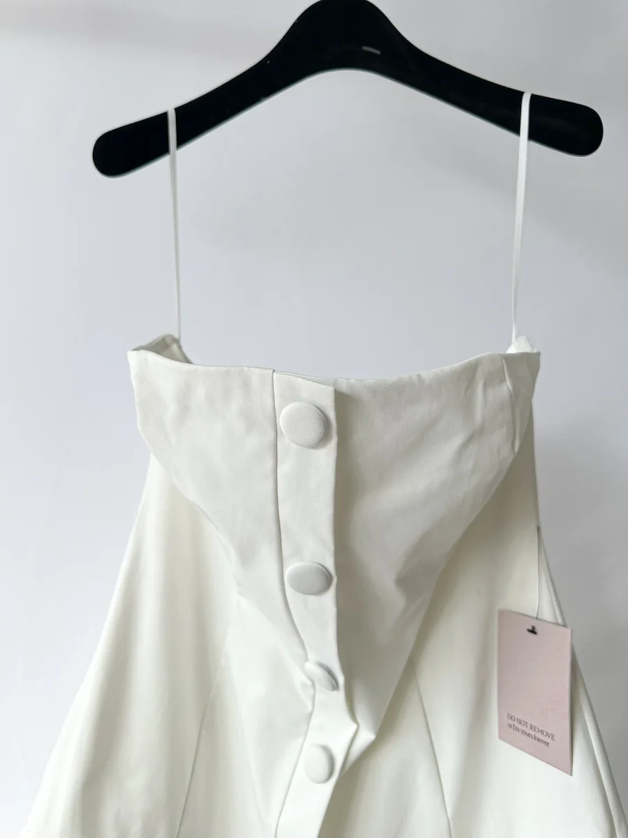 Odd Muse White The Ultimate Button Up Strapless Pleat Hem Mini Dress - Imagen 9