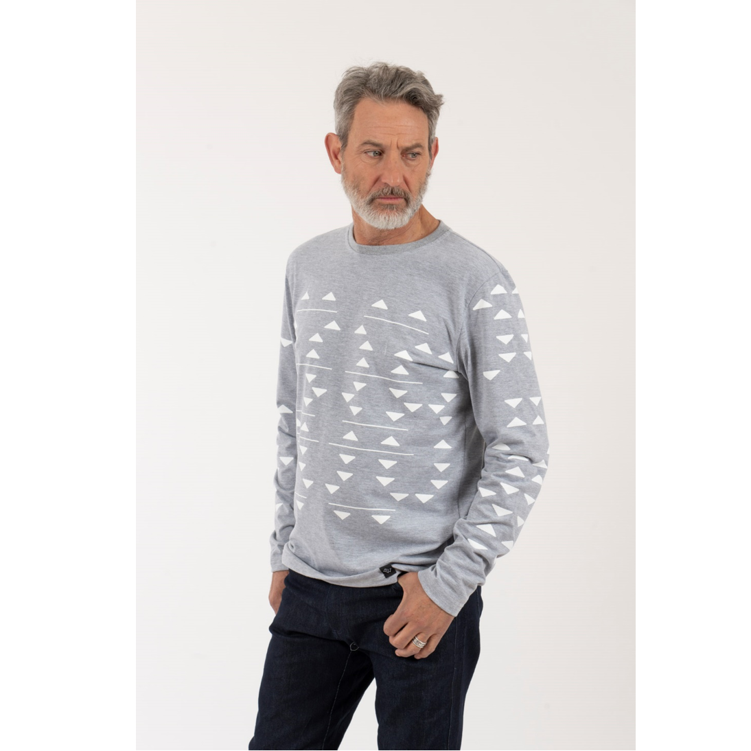 Polera ML Triangulos Hombre – Gris - Imagen 3
