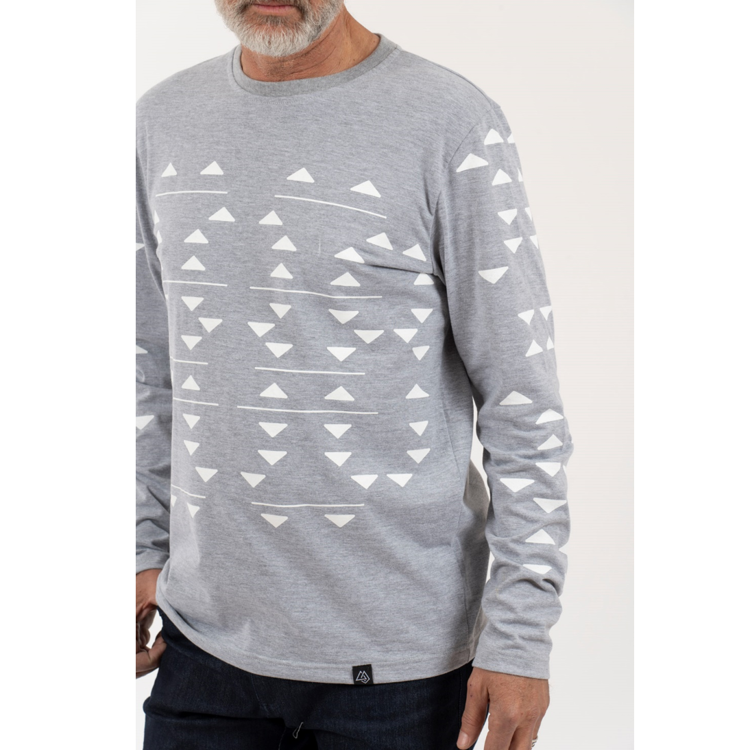 Polera ML Triangulos Hombre – Gris - Imagen 4